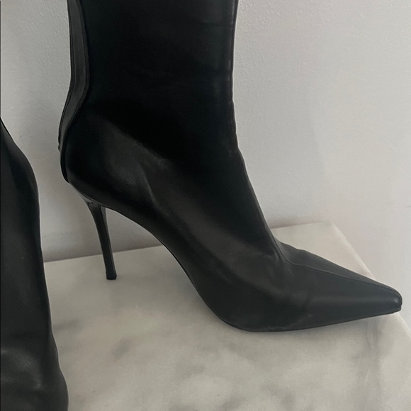 Elegant Black Stiletto Boots - Picture 2 of 6